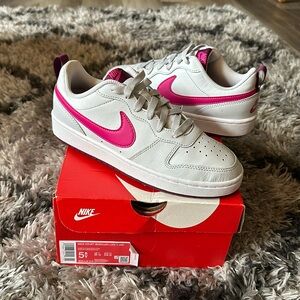 Nike court borough low 2 size 5.5 youth
